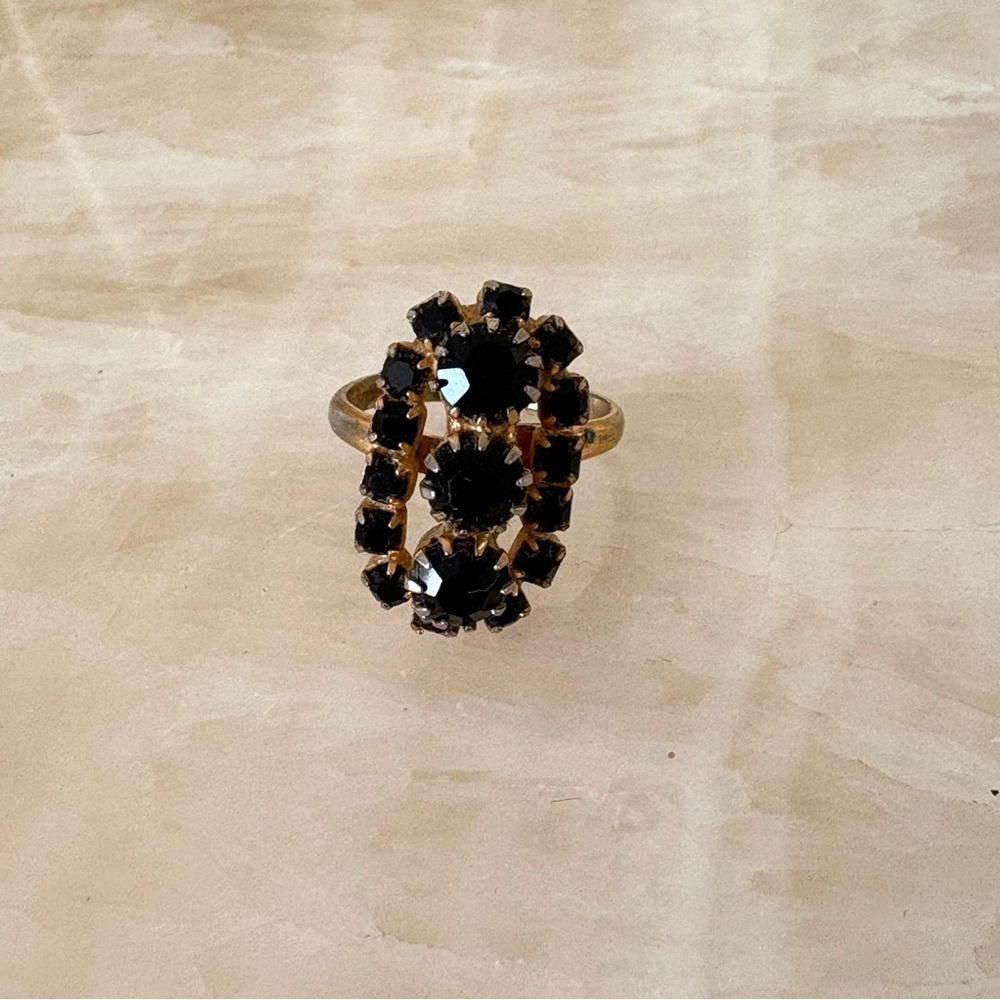 Vintage black rhinestone gold cocktail costume jewelry ring size 7